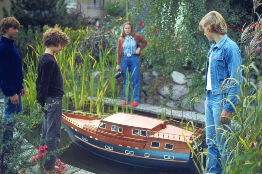 Modell im Maßstab 1:10. Grebes Frau und die drei Söhne begutachten das Werk
