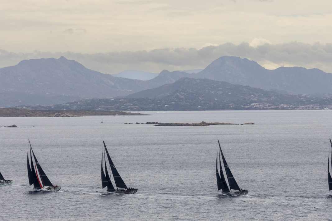 Zum Auftakt des Maxi Yacht Rolex Cup am Montag servierte die Costa Smeralda flaue Winde, die die 44 Yachten zum Auslaufen anregten, kurz nach dem ersten Start aber zum Abbruch führten. Tag zwei brachte zunächst Drücker von bis zu 18 Knoten, ehe sich der Wind zwischen 10 und 12 Knoten einpendelte.