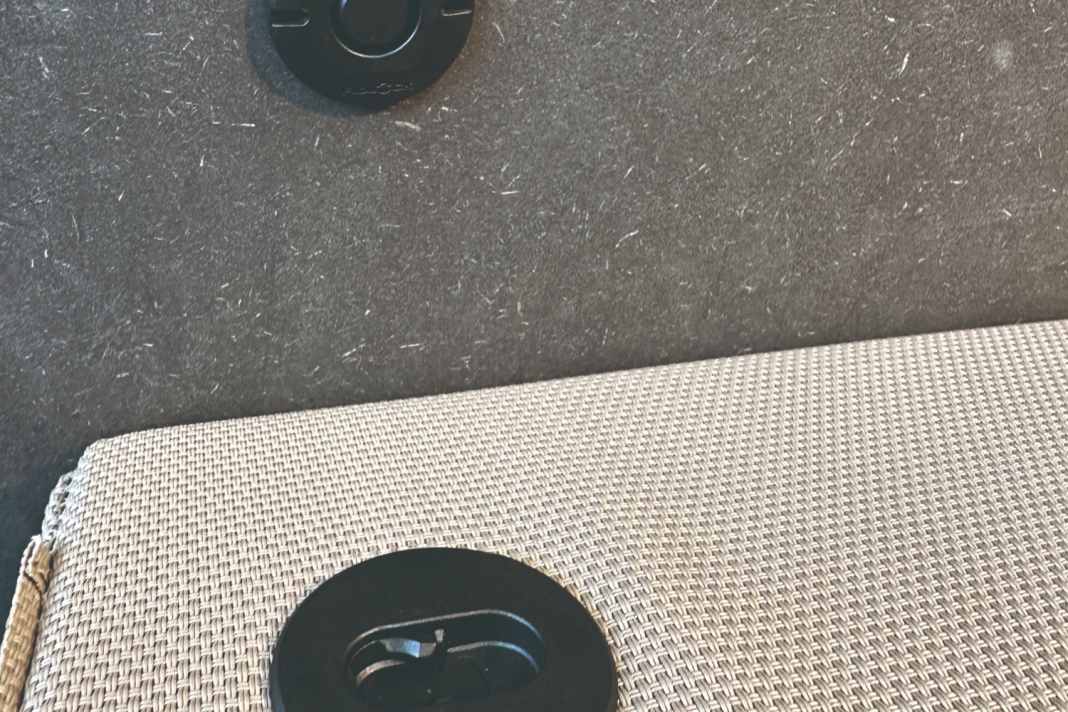 Das neue Befestigungssystem von Fidlock eignet sich etwa für Polster im Salon oder Cockpit