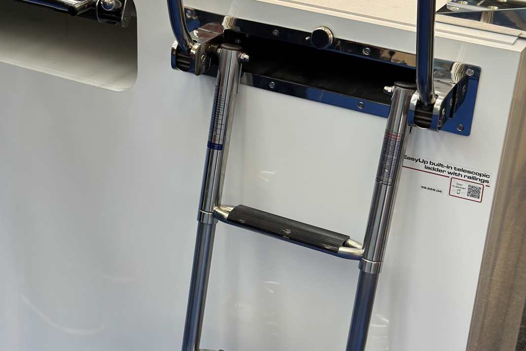 Osculatis EasyUp telescopic swim ladder for stowing in the swim platform. To the left is the version for mounting under the bathing platform.