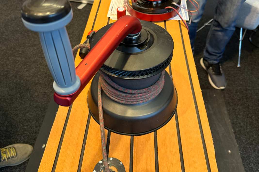 Die Winschkurbel verbiondet sich per NFC mit dem Antrieb