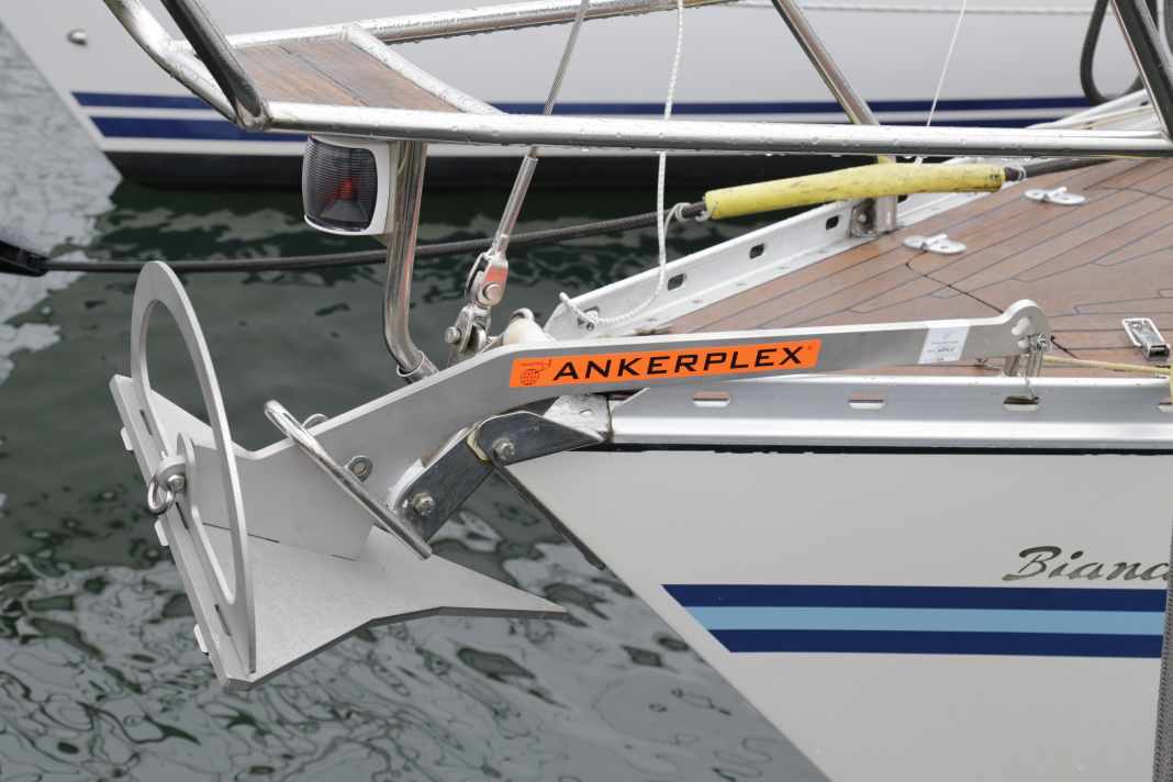 La variante en acier inoxydable à la proue de notre bateau d'essai