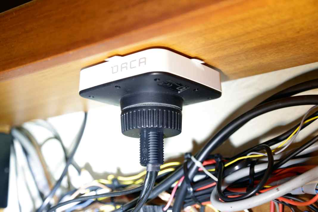 GPS, Kompass und Gateway: Der Orca-Core verbindet die App per Bluetooth oder W-Lan mit dem Instrumenten­system, er unterstützt NMEA 2000 und Raymarine-Quantum-Radaranlagen per W-Lan oder Raynet. Außerdem sind GPS-Empfänger und ein Neun-Achsen-Kompass verbaut