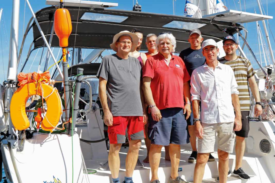 Skipper Wolf Knipfer, 75 (rotes Shirt), mit zahlenden Gästen