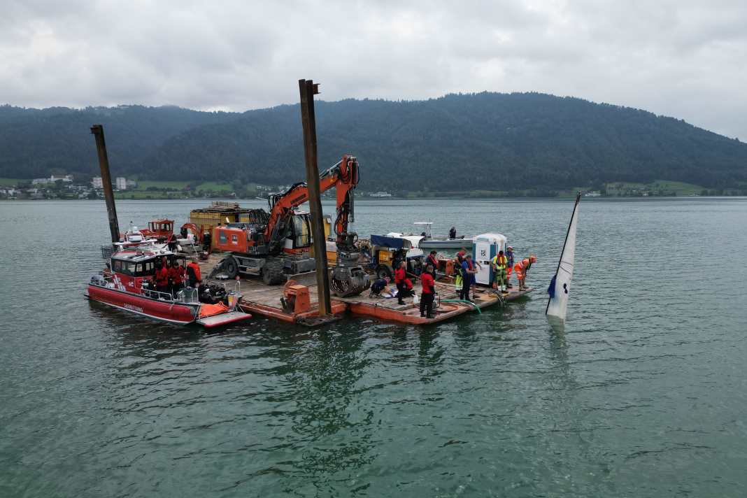 Complex salvage operation: the Lacustre is lifted here