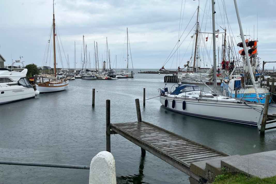 Regulärer Betrieb in Mommark, voll ist der Hafen dennoch nicht