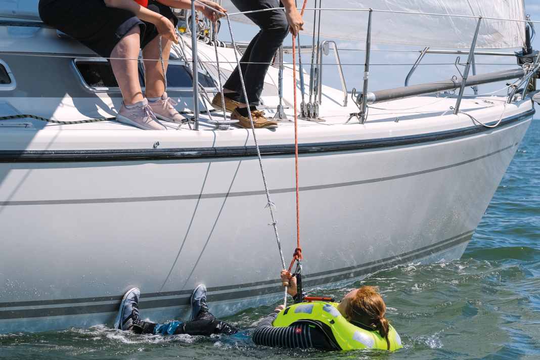 Fall and mooring line: A line must be quickly to hand to the person in the water. The halyard is then used. Check that it reaches down to the surface of the water.