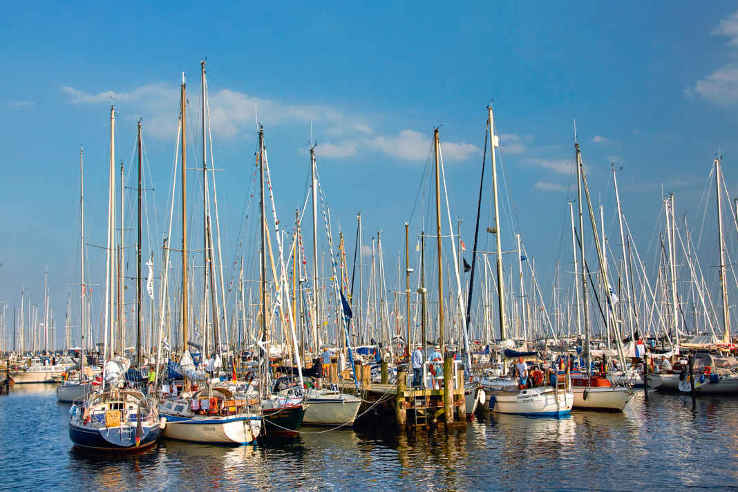 Se coucher dans un paquet est une pratique courante en haute saison. Il existe également d'autres moyens de se faire une place dans un port bondé.