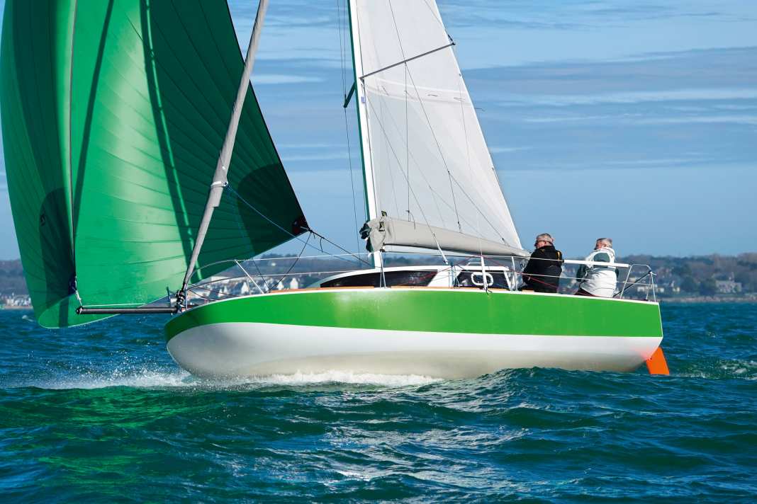 Leicht auf der Glitsche. Die Scow-Nase hilft dem Boot bei Wind über die Wellen