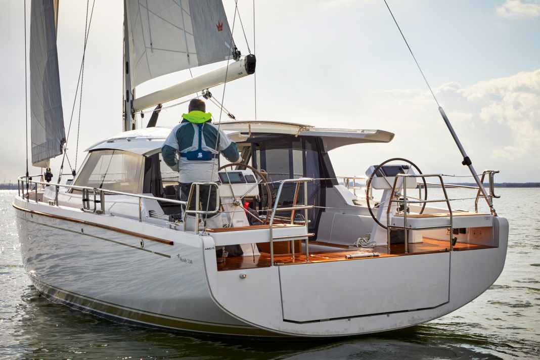 Merkmale: Deckshaus, Cockpit und Salon auf einer Ebene, Steuerstände erhöht, ausgeprägtes Schanzkleid, Softchines