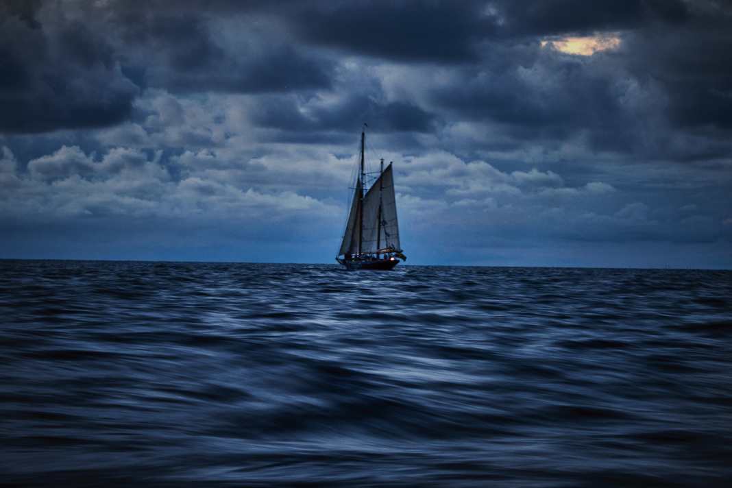Plonger dans la nuit. Naviguer au crépuscule et dans l'obscurité est une aventure grandiose qui emmène littéralement l'équipage plus loin.