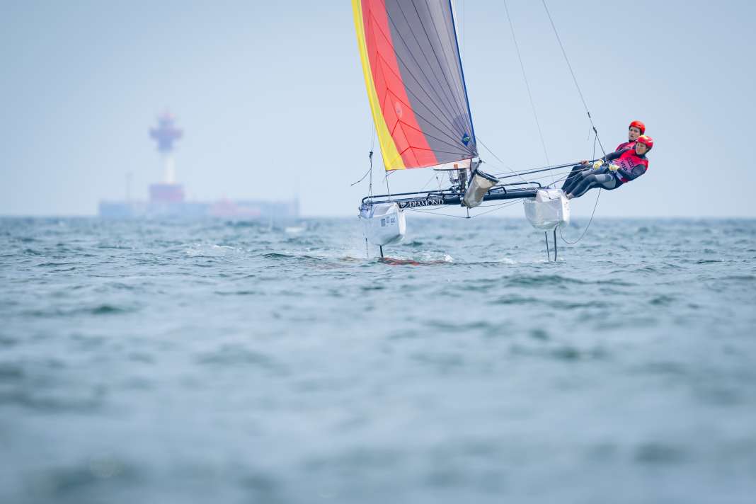 Paul Kohlhoff und Alica Stuhlemmer segeln in den leichten Kieler-Woche-Winden noch auf Formsuche