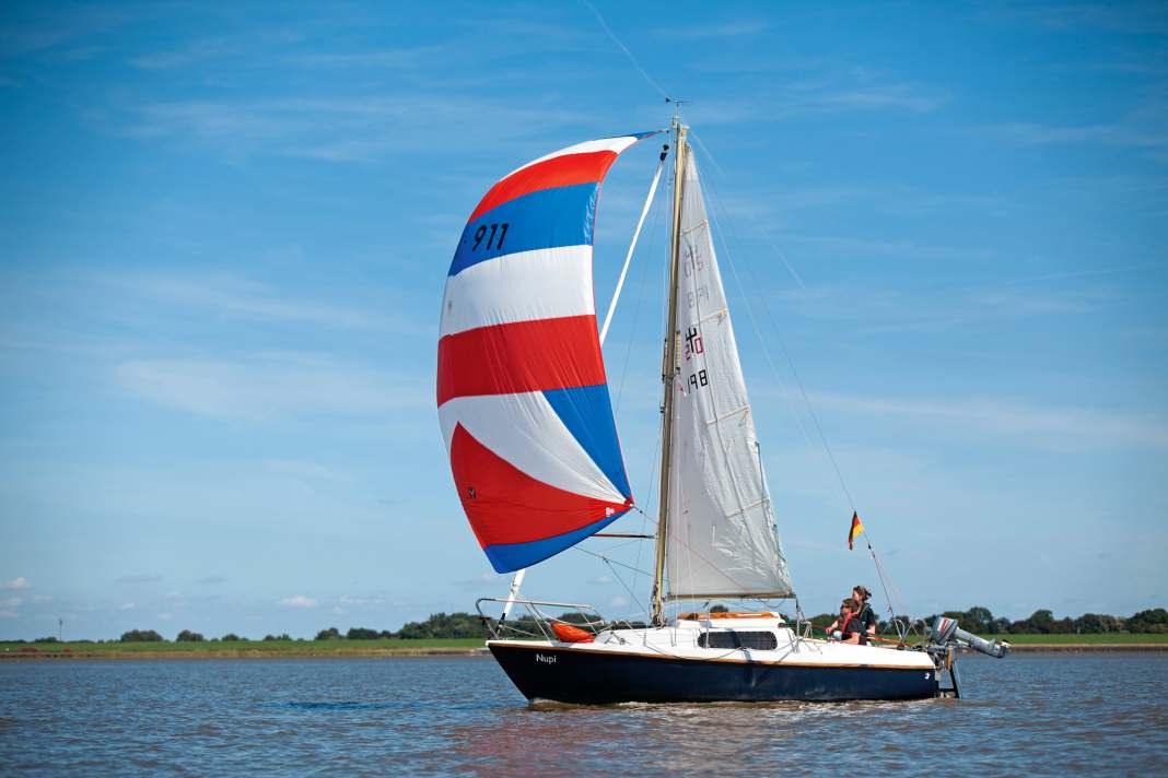 Con brezze leggere, il Neptun 20 naviga bene sotto spinnaker. Da 3 a 4 Beaufort sono ottimali per la barca, a partire da 5 è necessario un terzarolo.