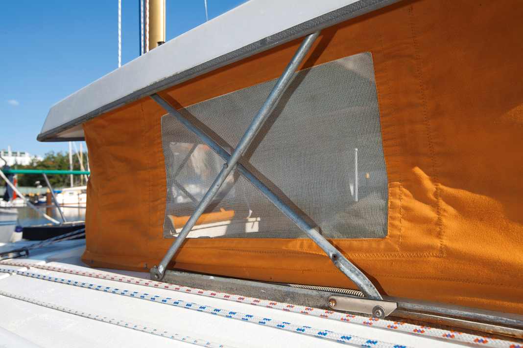 Forbici di sollevamento del tetto: Il meccanismo di sollevamento può arrugginirsi se non viene utilizzato per lungo tempo, quindi è necessario oliarlo di tanto in tanto. Se il tessuto non viene rimosso in inverno, si crepa.