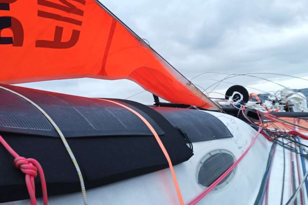 Vue sur le pont de la Class 40 sous gréement de fortune