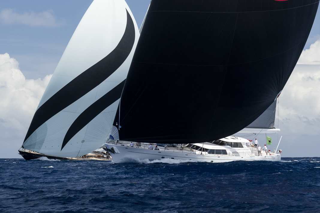Alla Regata di St. Barths, le partenze a canguro danno vita a vivaci incontri e cambi di posizione. In questo caso, "Aquarius" (56 metri) si trova a poppa di "Hyperion" (47 metri), entrambi costruiti da Royal Huisman.
