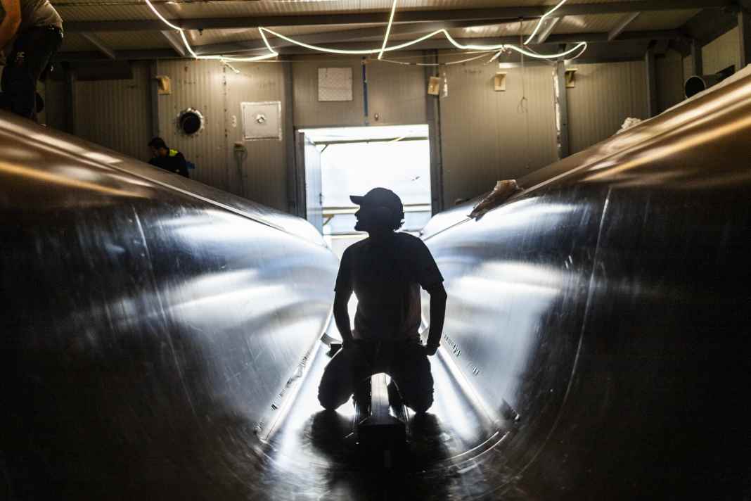Hypersail im Bau: Giovanni Soldini und Ferrari wollen mit dem 30-Meter-Foiler Streckenrekorde knacken.