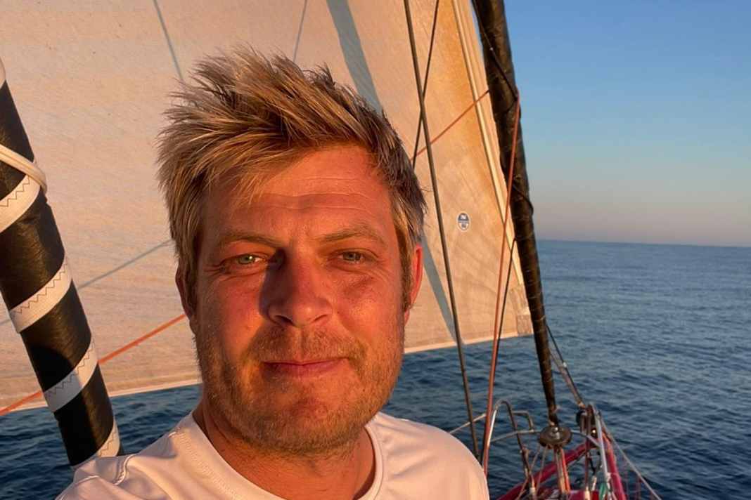 Oliver Heer an Bord während des Transat-Rennens ...