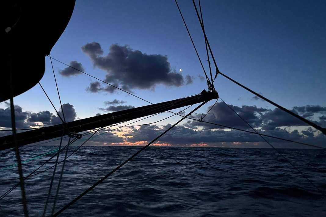 Gestern zeigte sich der Nordatlantik, der die Solo-Skipper bisher mit seinem vermaledeiten Wetter gefordert und gequält hatte, mal von seiner besseren Seite
