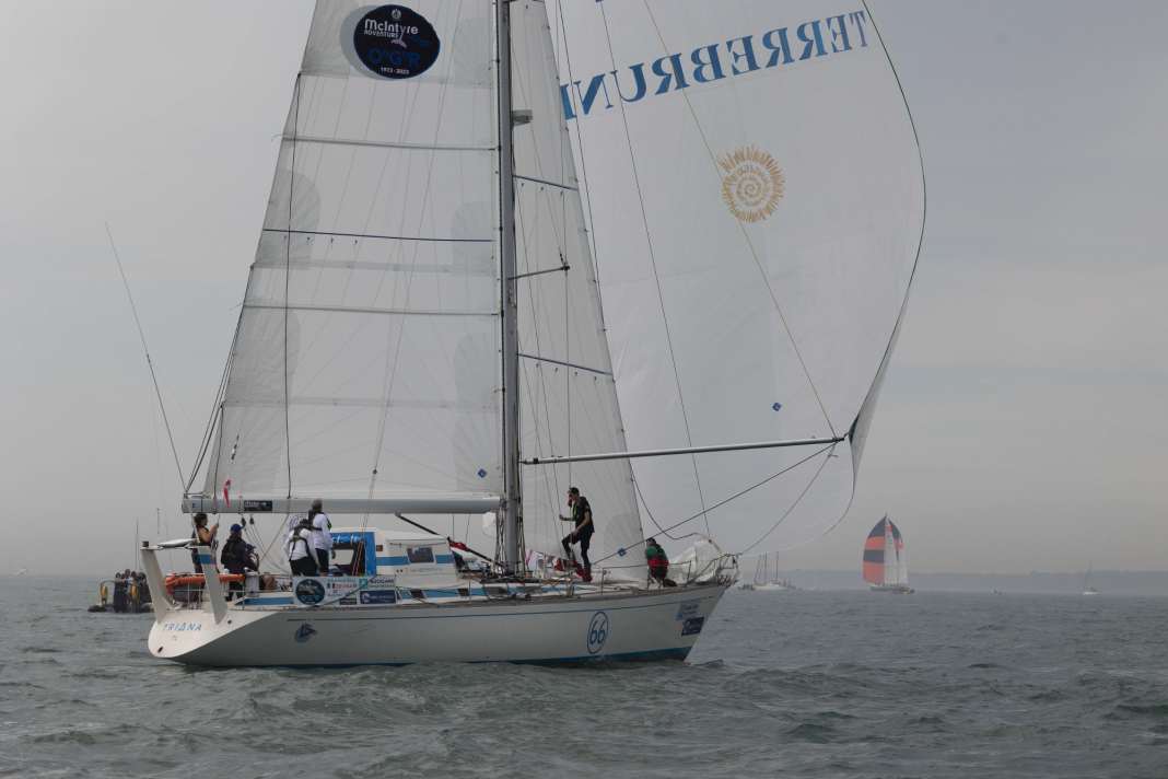 Die Swan 53 "Triana" kurz nach dem Start vor Southampton