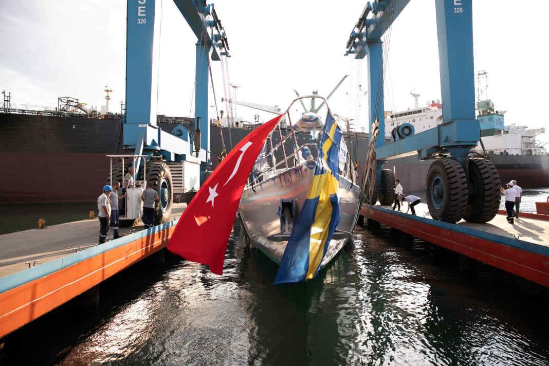 Le Truly Classic 128 "Linnea Aurora" est arrivé par travellift à Tuzla, en mer de Marmara.