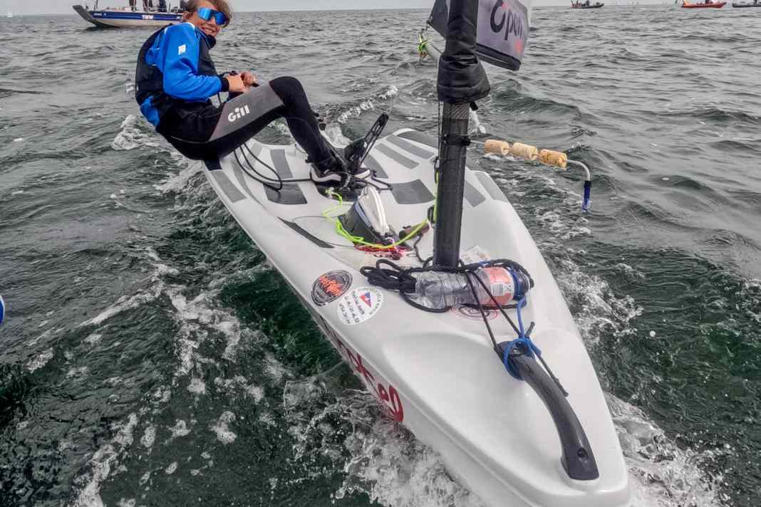 Mila Weniger a tout maîtrisé à tout moment lors de l'Open Skiff.