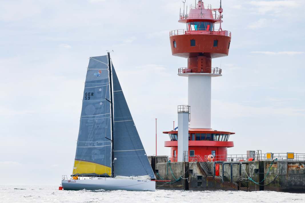 Die „Red“ von Paul Posch ist bei Kiel Leuchtturm im Ziel des Silbernen Bands und wurde in der Endabrechnung Fünfte. Die Class 40 wurde früher von Mathias Müller von Blumencron und auch einige Male von Boris Herrmann gesegelt