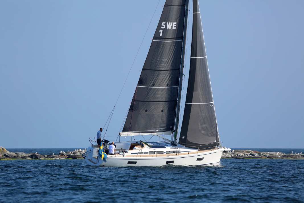 Conservative lines, semi-open stern, solid: Linjett 36.
