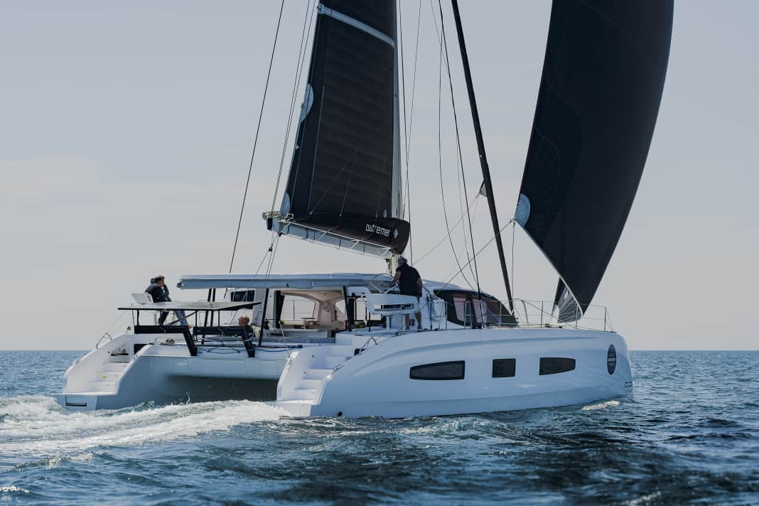 Wie ein tiefergelegter Sportwagen. Der Outremer 52 ist vergleichsweise breit, der Freibord bleibt aber nur gemäßigt hoch