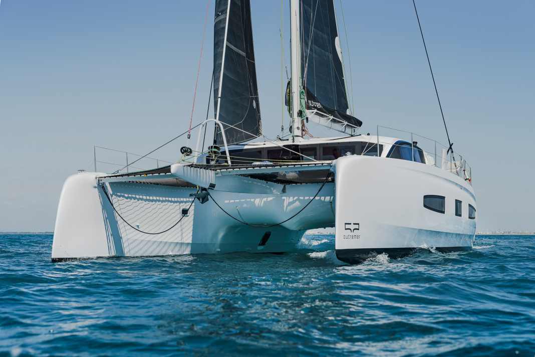 Outremer 52: questo modello sviluppato da VPLP incorpora il concentrato di esperienza del leader del mercato dei catamarani ad alte prestazioni. Secondo i dati e le prime impressioni, si tratta di una sintesi promettente, che combina il meglio degli Outremer 51 e 55 in un'unica barca. Il 52 ha dimostrato ciò che è in grado di fare nel test YACHT, che sarà pubblicato a breve: navigare su tempi di 200 metri con facilità e viziare l'equipaggio con ogni comfort. Lunghezza scafo 15,73 m; baglio 7,90 m; pescaggio 0,95 m; peso 12,5 tonnellate; superficie velica 135 m2; portata velica 5,0; prezzo franco cantiere 1.428.000 euro