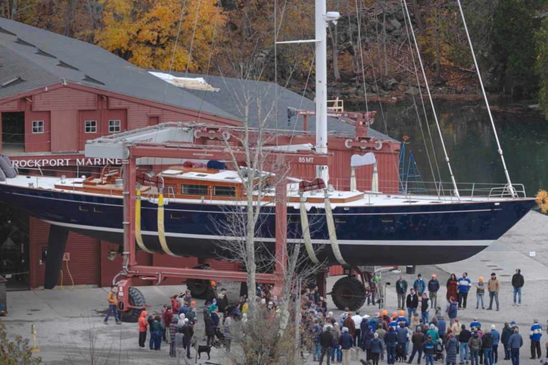 "Ouzel" viene manovrato verso l'acqua.