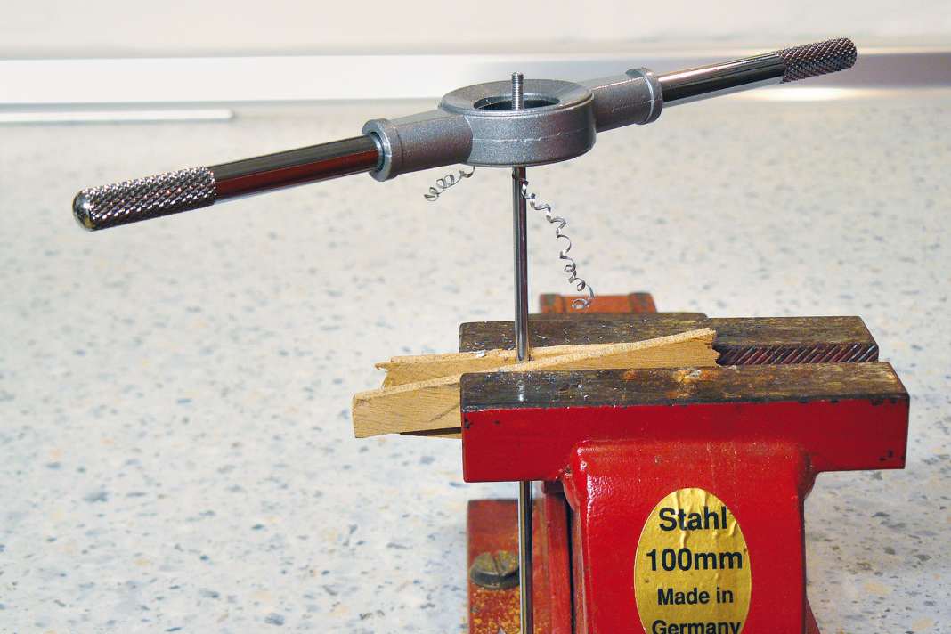 Entweder es werden Aluminiumschrauben verwendet oder ein Gewindebolzen in Eigenregie geschnitten