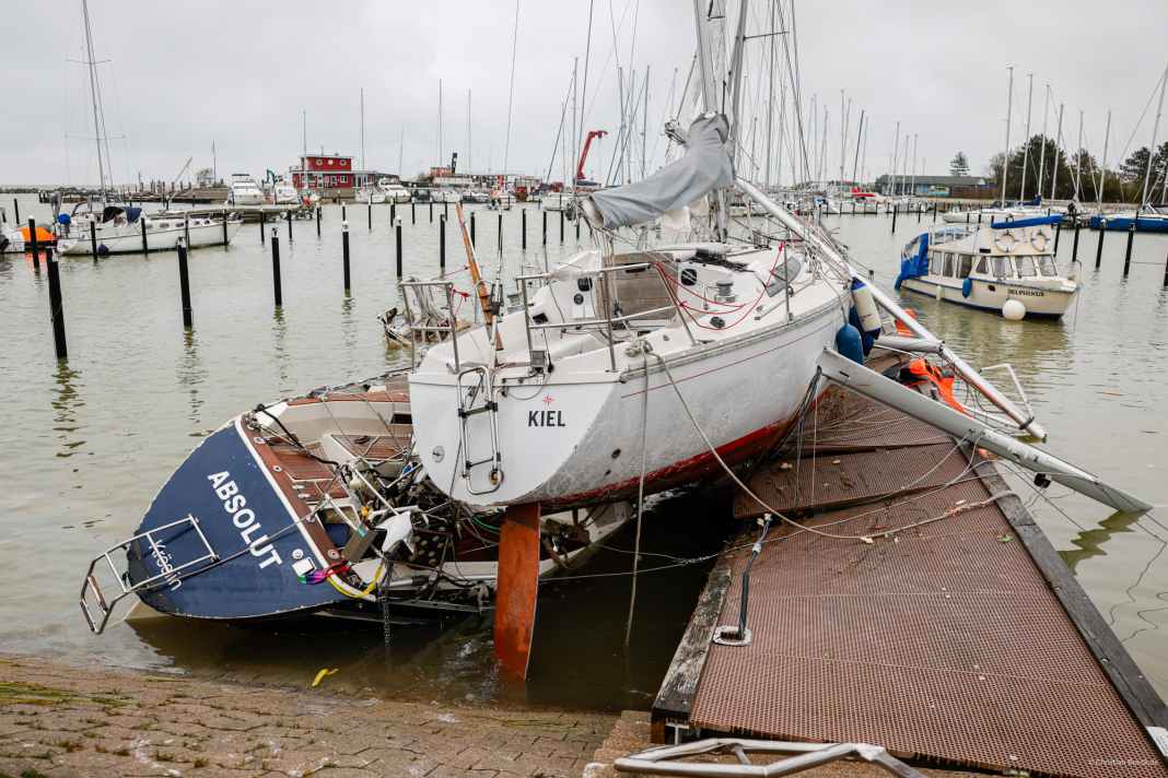 Nach der Sturmflut: In Damp stapelten sich die Yachten auf den Stegen.