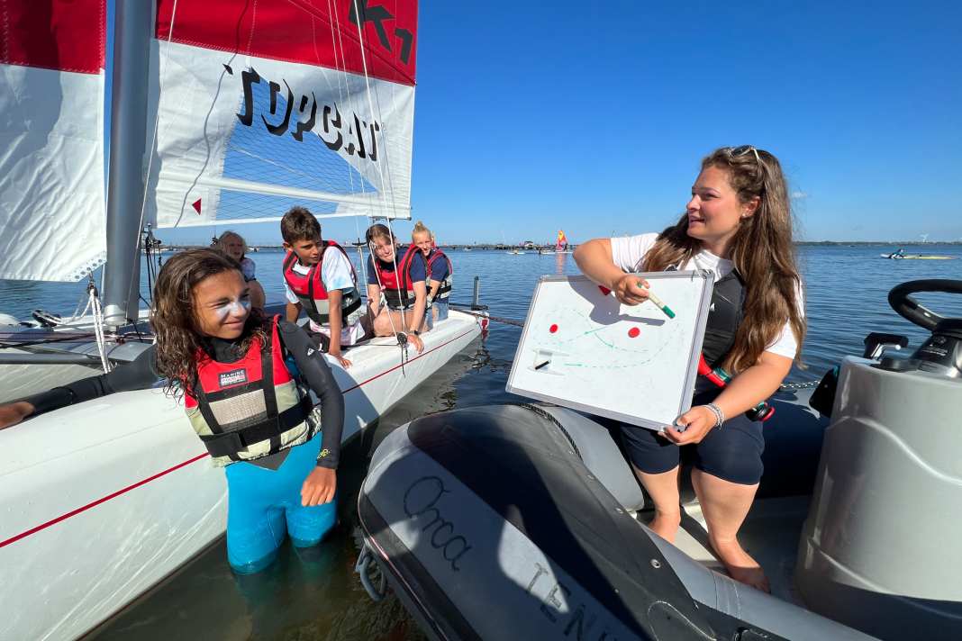 VDWS-Segellehrerin Paula Farke schult bei den Rügen Piraten in Dranske begeisterte Kids im Katamaransegeln