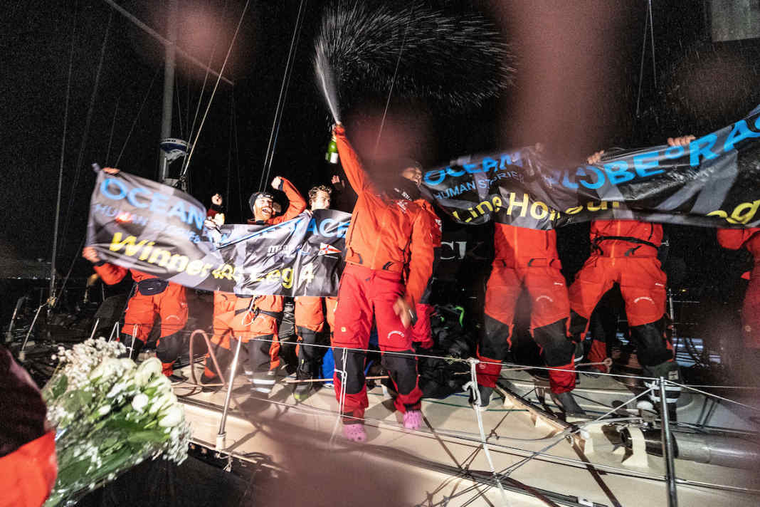 Die Crew feiert die Ankunft