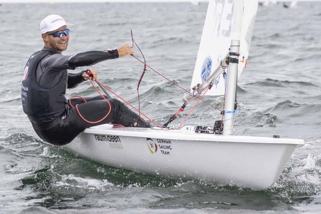 Julian Hoffmann est en tête de l'Ilca 7.