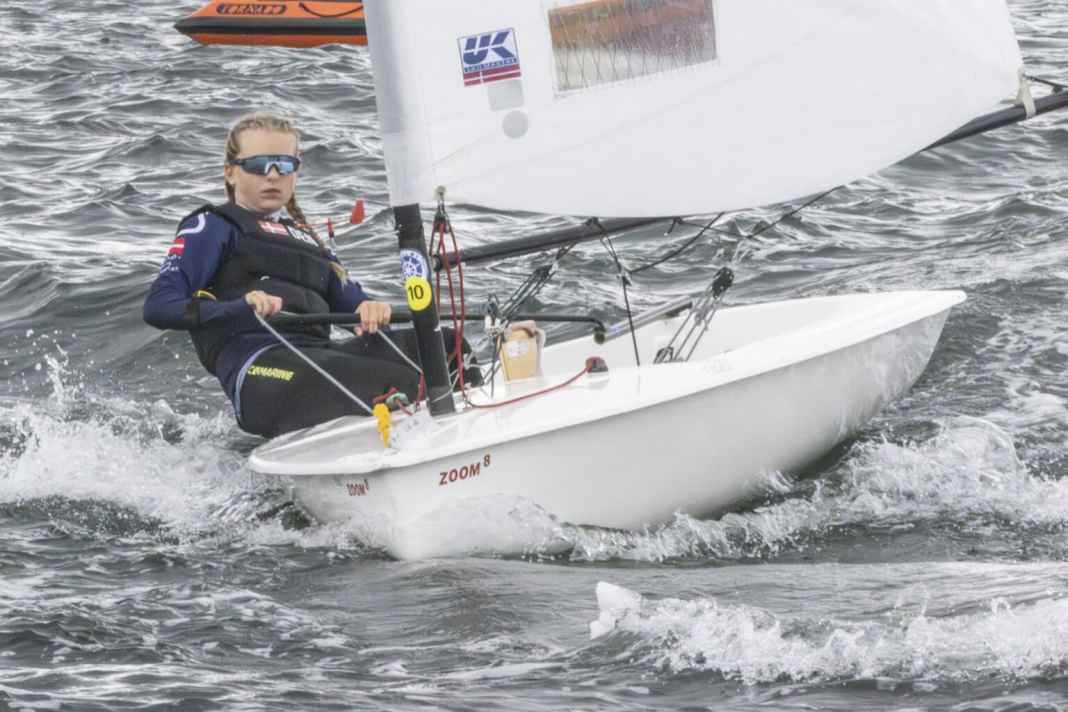 Safina Linnau segelte in der Mädchen-Wertung der Zoom8-WM auf Platz zwei.