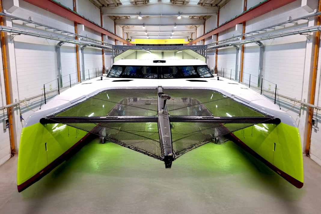 Mit Longeron misst der Persico Cat 72’ in der Länge 24,10 Meter. In der Breite sind es 9,50 Meter. Die Verdrängung der Nomex-Carbon-Konstruktion soll im Race-Modus 21,5 Tonnen betragen.soll