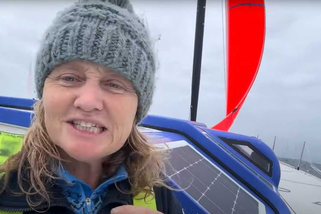 Una crocetta di coperta serve a Pip Hare come attrezzatura di soccorso. Con il fiocco da tempesta raggiunge i 2 o 3 nodi. Tuttavia, sta lavorando a una vela più grande