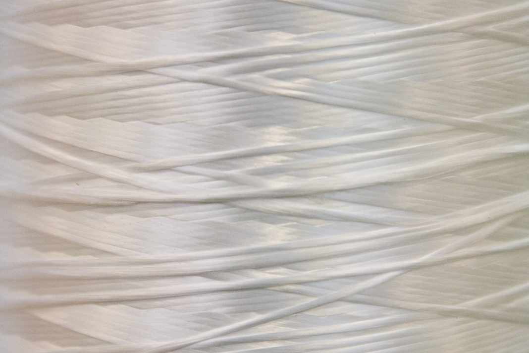Polyester: Polyesterfasern sind wegen guter UV-Beständigkeit und Knickunempfindlichkeit langlebig. Dacrongewebe hat aber recht viel Reck