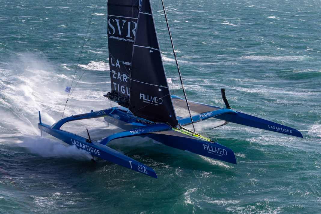 Le trimaran "SVR-Lazartigue" sera l'un des bateaux les plus rapides de la Rolex Fastnet Race 2025.
