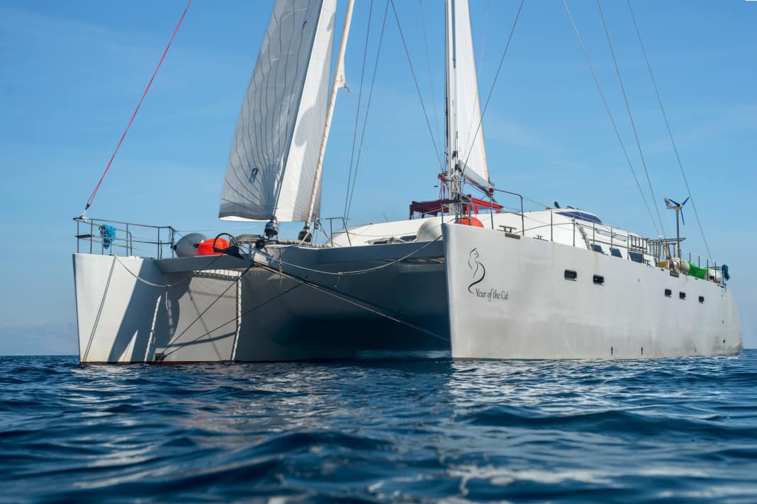 Altezza libera: il gatto autocostruito con equipaggiamento Weltumsegler ha un'altezza libera di 2,20 metri.
