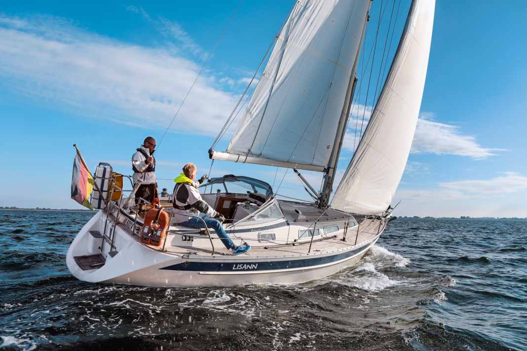 1. set an upwind course: An upwind course is ideal for reefing. Release the foot slightly if it was very tight, otherwise there will be a lot of load on the lowest slider later. With the single-line reefing system, release the downhaul so that the boom can rise and the line runs more easily