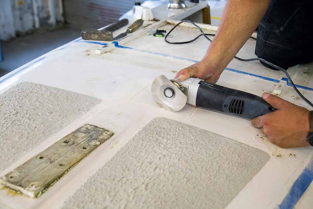 Um zu sehen, was uns erwartet, hatten wir zu Beginn der Reparatur eine kleine Pilot­öffnung ins Deck gesägt. Dieser Ausschnitt wird nun wieder einlaminiert