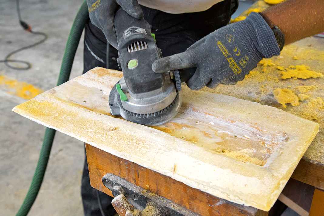 Der Mastfuß soll eine stabile Unterfütterung erhalten. Dazu muss ein Keil eingeklebt werden. Als Erstes wird die Unterseite des Decksstücks von Spachtelresten gesäubert und geschliffen