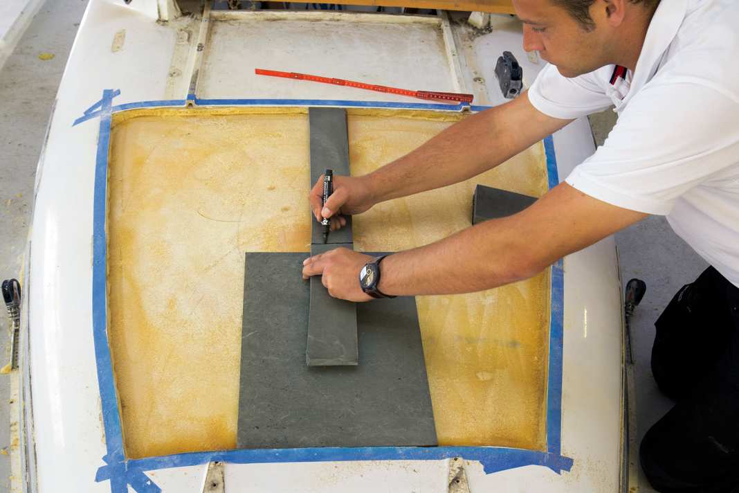 Le pied de mât et les ferrures sont doublés de mousse Coosa. Ce matériau est plus léger que le contreplaqué et résistant à l'eau. L'épaisseur correspond à celle de l'âme d'origine