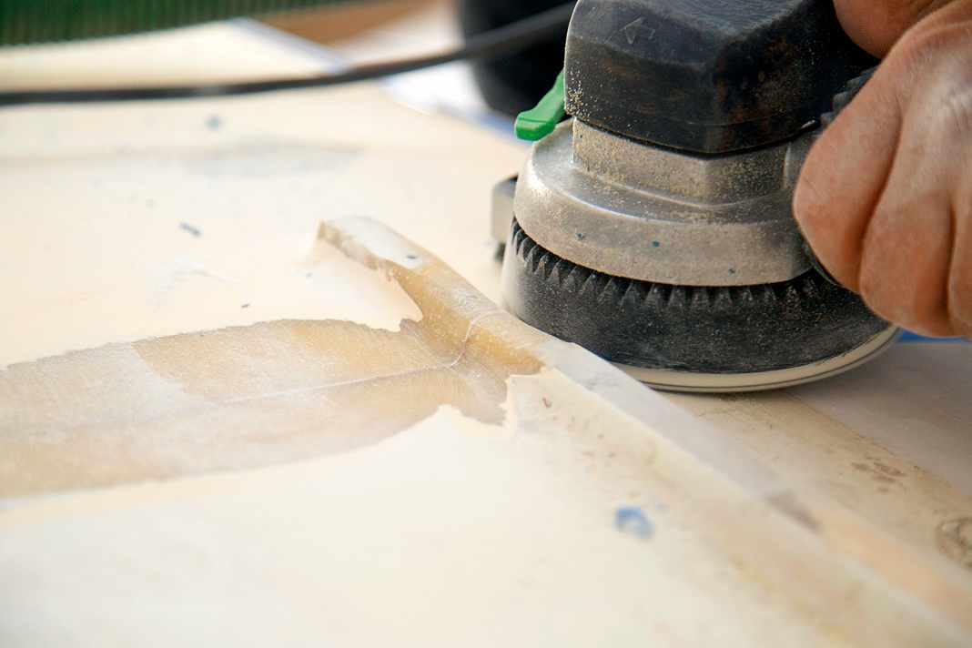 To reconnect the outer laminate with a force-fit, the separation point is first sanded all the way round. The valley must be as deep as the new laminate applies