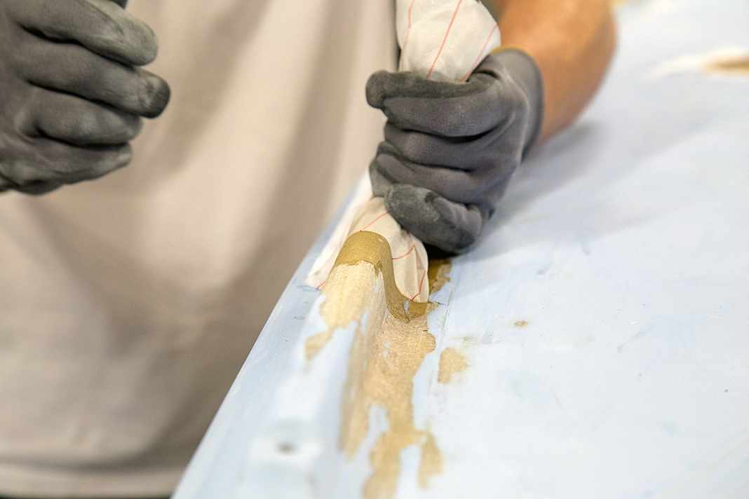 Nach dem Aushärten des  Laminats wird das Abreiß­gewebe entfernt. Es hinterlässt eine raue Oberfläche, auf der direkt weitergearbeitet werden kann. Das zahlt sich auch beim Schleifen aus, da das Papier nicht so schnell verklebt