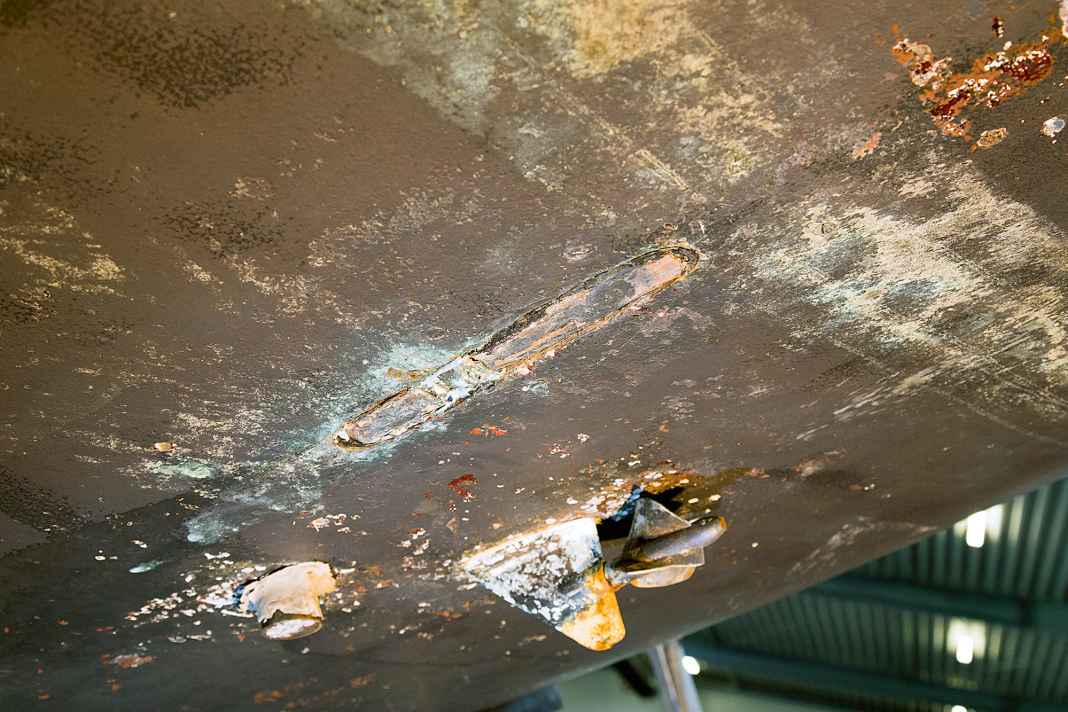 Nach dem Ausbau der Maschine wurde das Stevenrohr nicht entfernt, sondern nur notdürftig mit einem Holzstück verschlossen. Ein potenzielles Leck