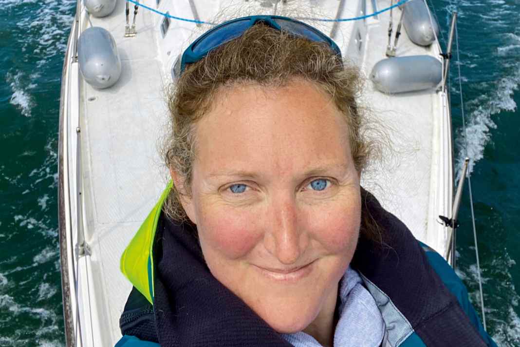 Saskia Kaden auf ihrer „Robulla“, die sie für den Törn gekauft und einem Refit unterzogen hat